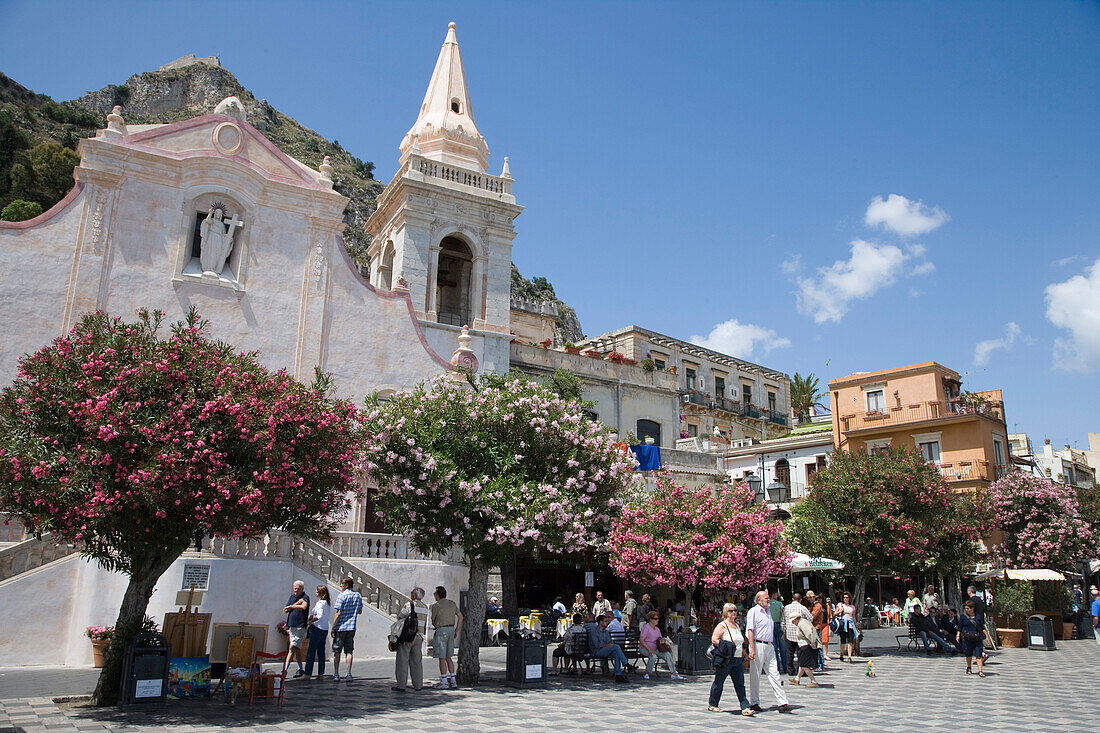 Piazza IV Aprile und Chiesa di San Giuseppe Kirche in Taormina, Sizilien, Italien, Europa