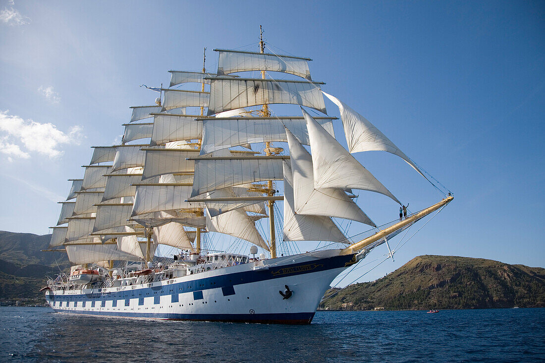 Großsegler Royal Clipper unter vollen Segeln nahe Lipari, äolische Inseln, nahe Sizilien, Italien, Europa