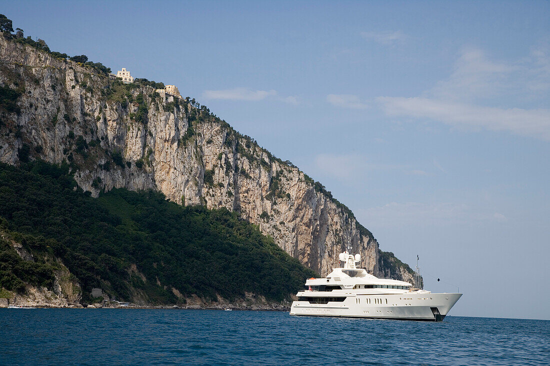 Luxusyacht vor Anker nahe Insel Capri, Kampanien, Italien, Europa