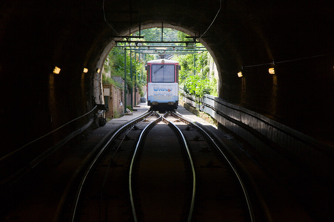 Funicolare Zahnradbahn im Tunnel auf der Insel Capri, Kampanien, Italien, Europa