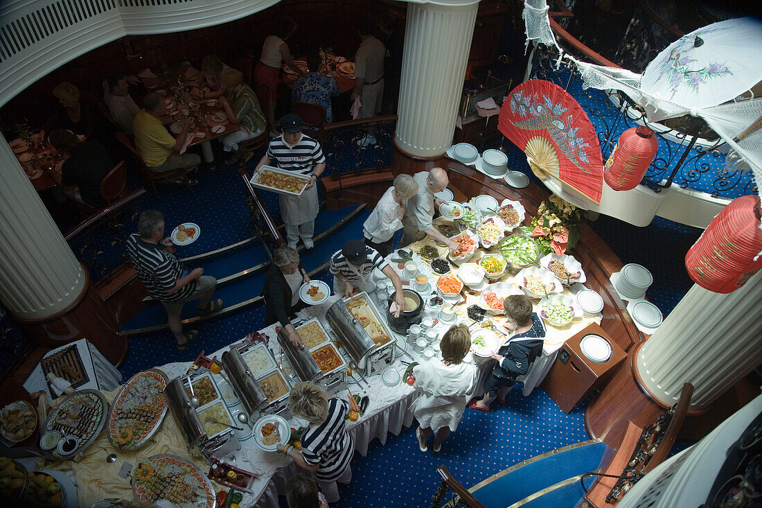 Mittagessen Buffet im Atrium Restaurant vom Großsegler Royal Clipper, Mittelmeer, Italien, Europa
