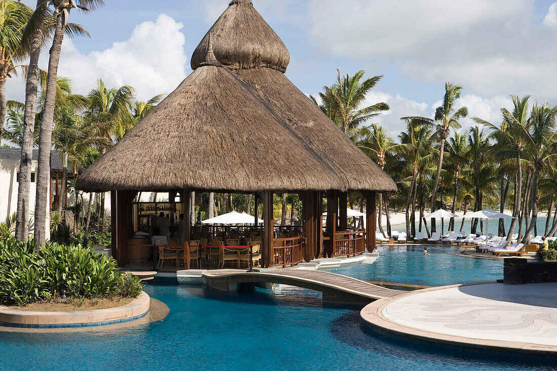Bar und Schwimmbad im Le Touessrok Resort, nahe Trou d'Eau Douce, Flacq District, Mauritius, Indischer Ozean