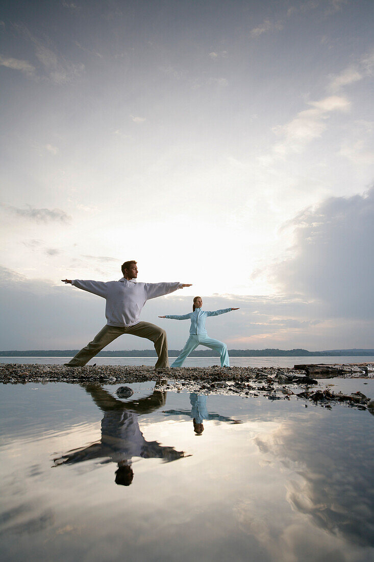 Paar beim Yoga am Starnberger See, Münsing, Bayern, Deutschland, MR