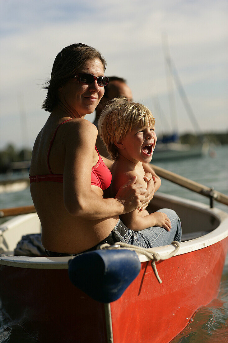 Familie in einem Ruderboot auf dem Wörthsee, Bayern, Deutschland, MR
