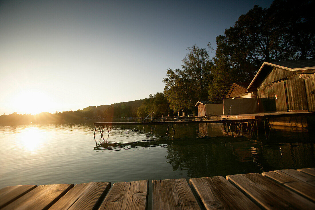 Bootshäuser und Holzstege am Wörthsee, Bayern, Deutschland