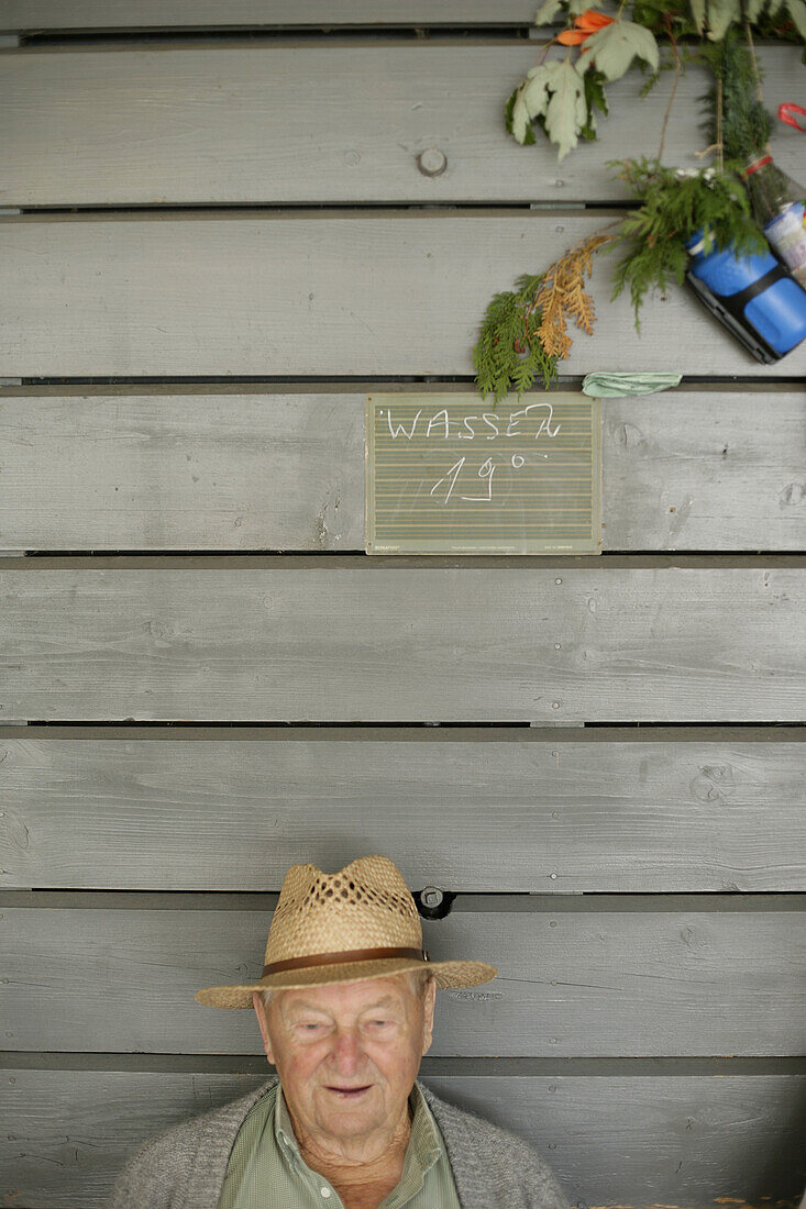 Alter Mann im Café am Seeufer, Weßlingersee, Oberbayern, Bayern, Deutschland