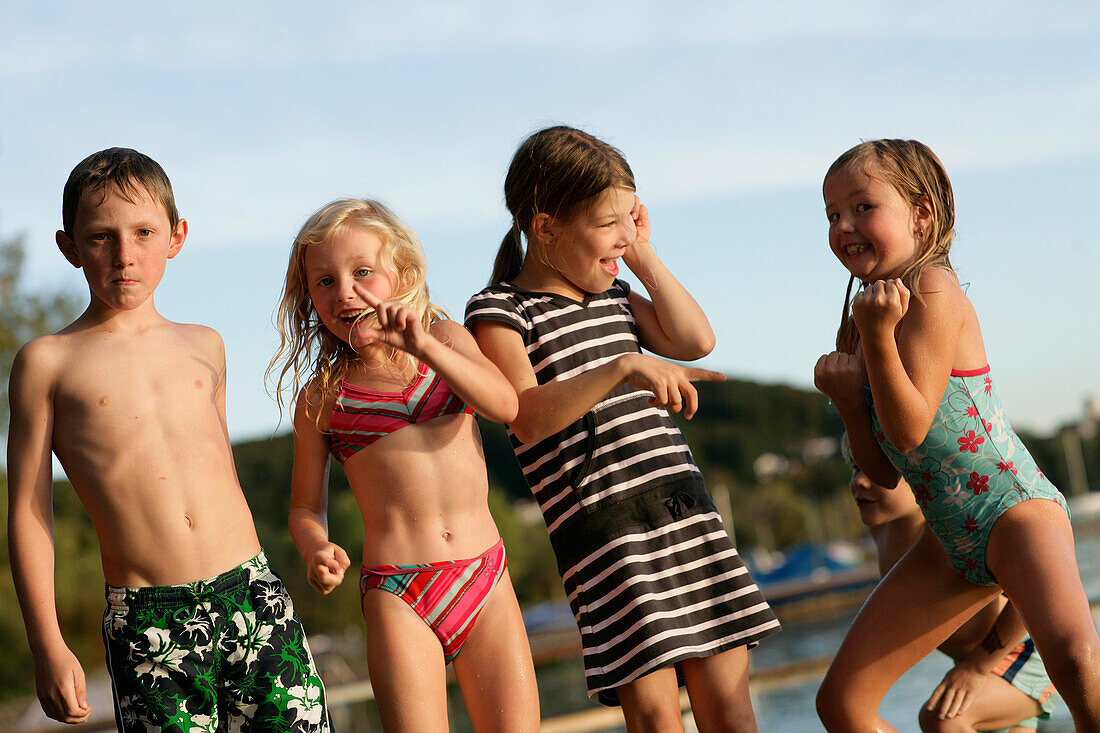 Five children on the jetty, Lake Wörthsee, Upper Bavaria, Bavaria, Germany