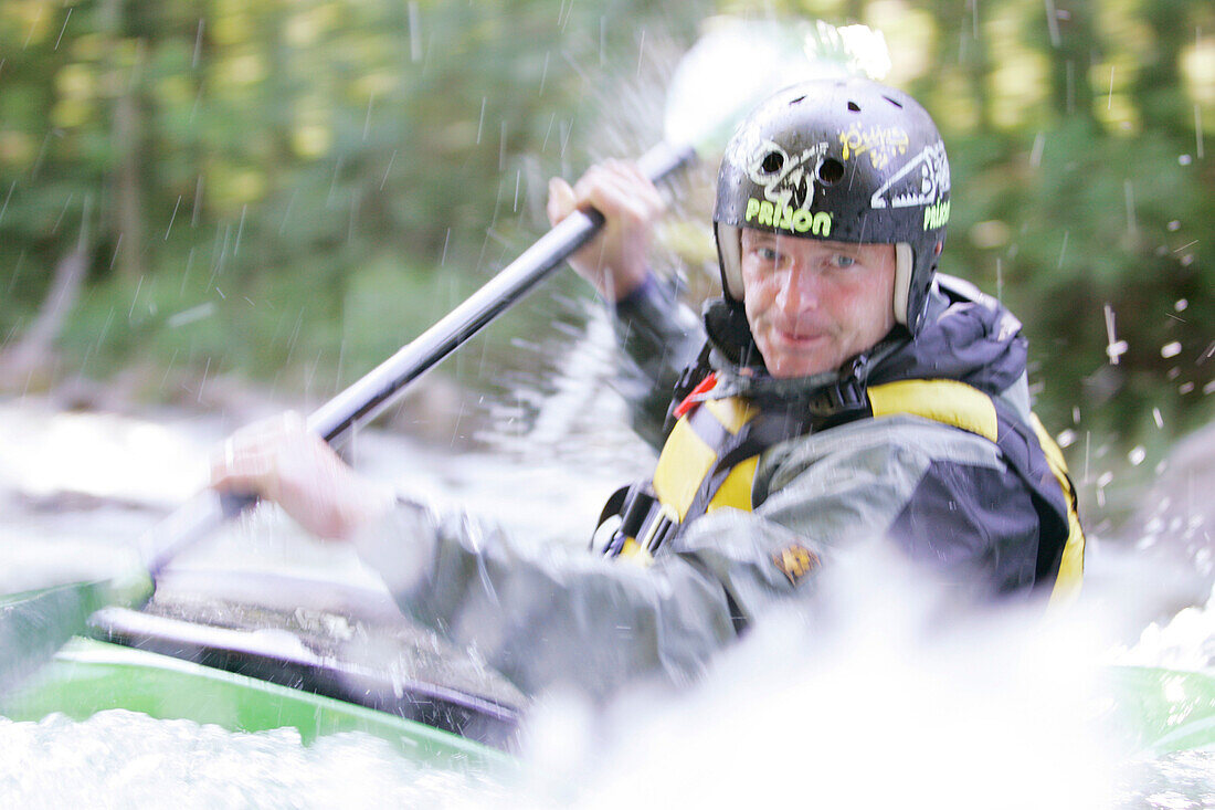 Mann, Kayak Guide, Kayak Wochenende für Anfänger, auf der Mangfall, Oberbayern, Deutschland