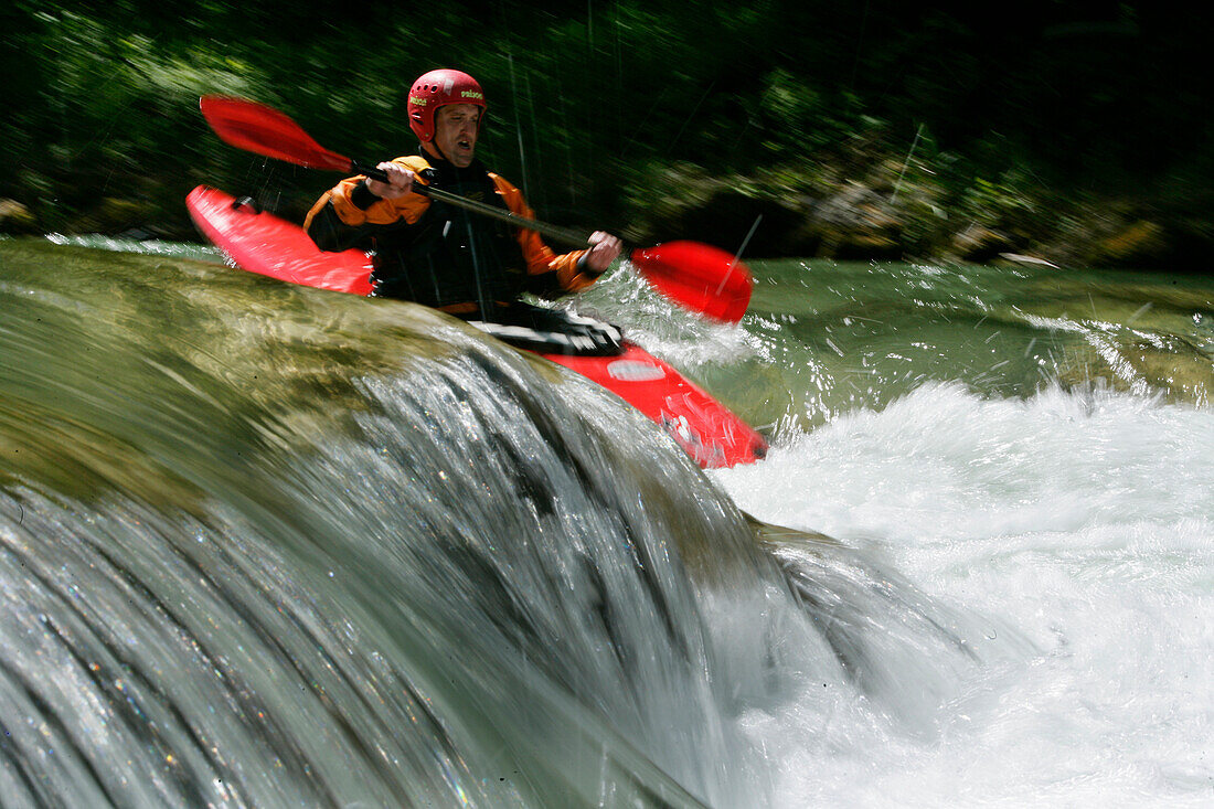 Mann, Teilnehmer durchfahren Wildwasser, Kayak wochenende für Anfänger, auf der Mangfall, Oberbayern, Deutschland