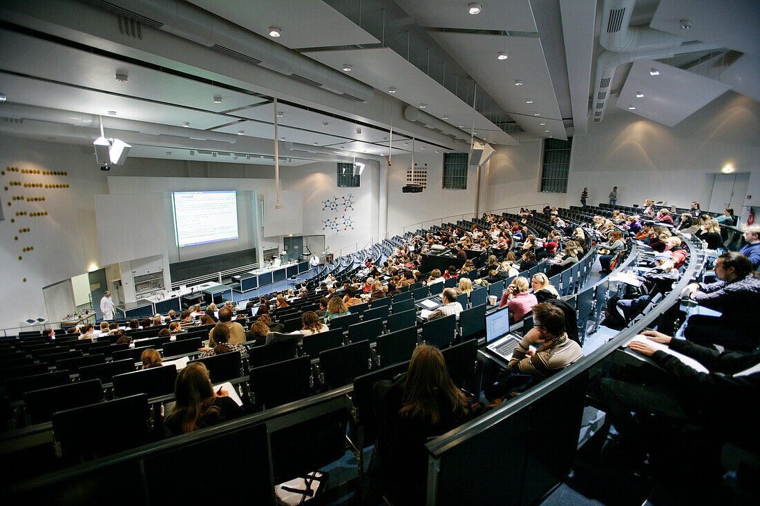 Lecture in a large lecture hall, Building for the faculty of Chemistry and Pharmacy, LMU, University, Ludwig Maximilians Universität, Grosshadern, Munich, Bavaria, Germany