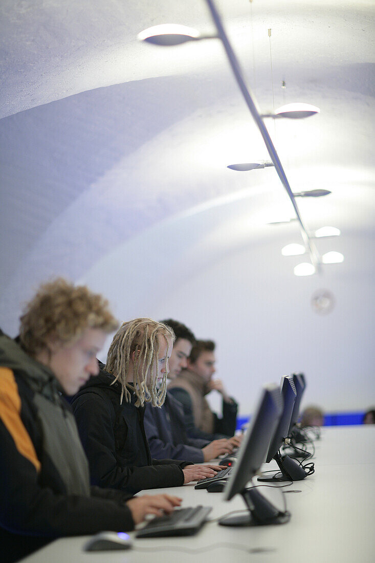 Studenten am Computer in der Uni Lounge, LMU, Ludwig Maximilians Universität, München, Bayern, Deutschland