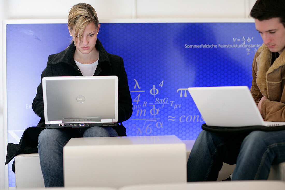Studenten mit Laptops in der Uni Lounge, LMU, Ludwig Maximilians Universität, München, Bayern, Deutschland