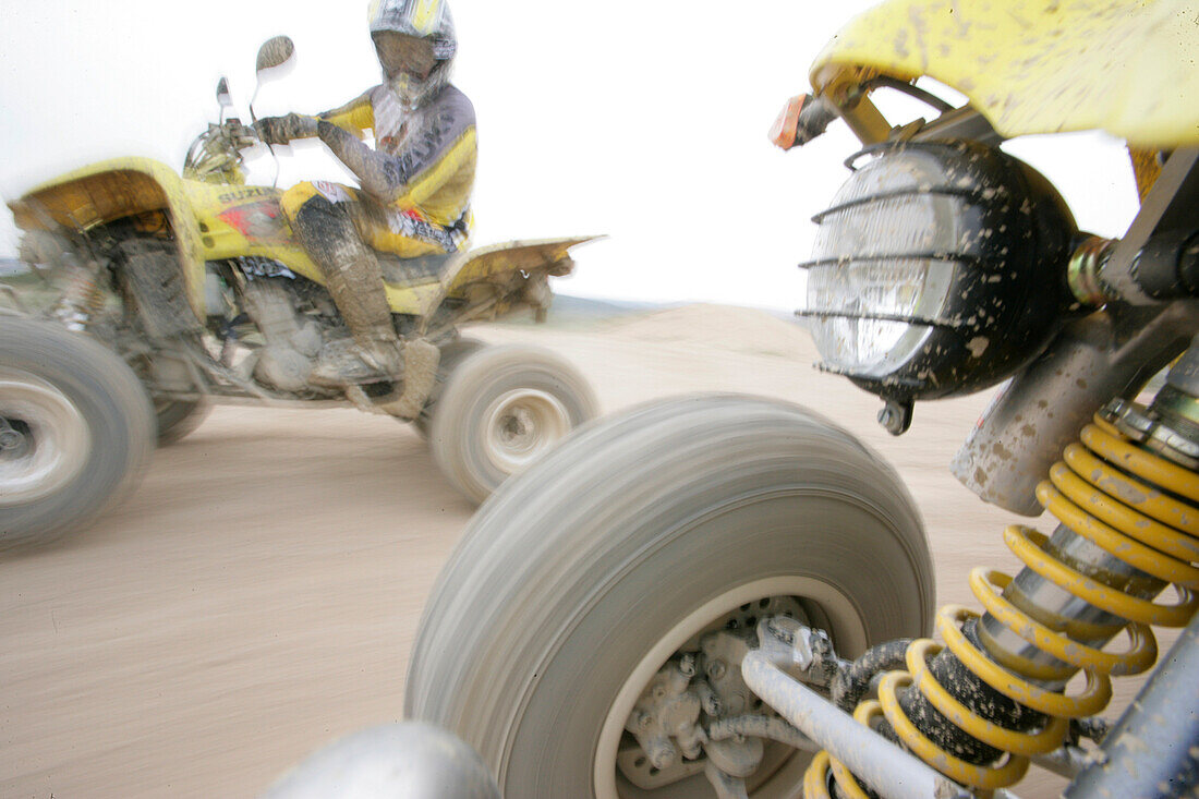 Mann fährt Suzuki Quad, Testgelände, Suzuki Offroad Camp, Valencia, Spanien