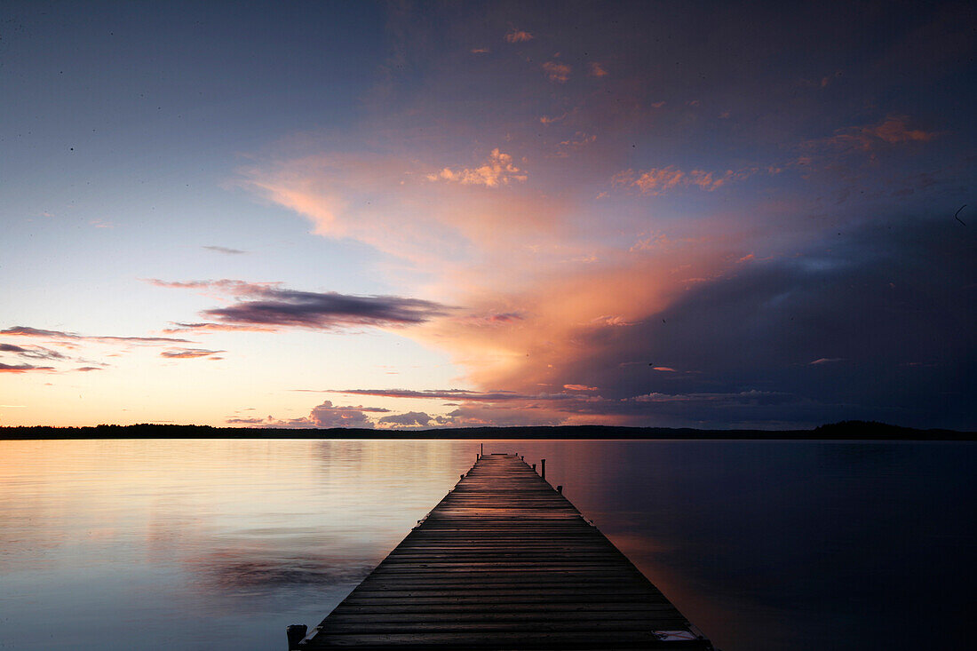 Steg, Holzsteg am See bei Sonnenaufgang, Madkroken in der Nähe von Växjö, Smaland, Schweden