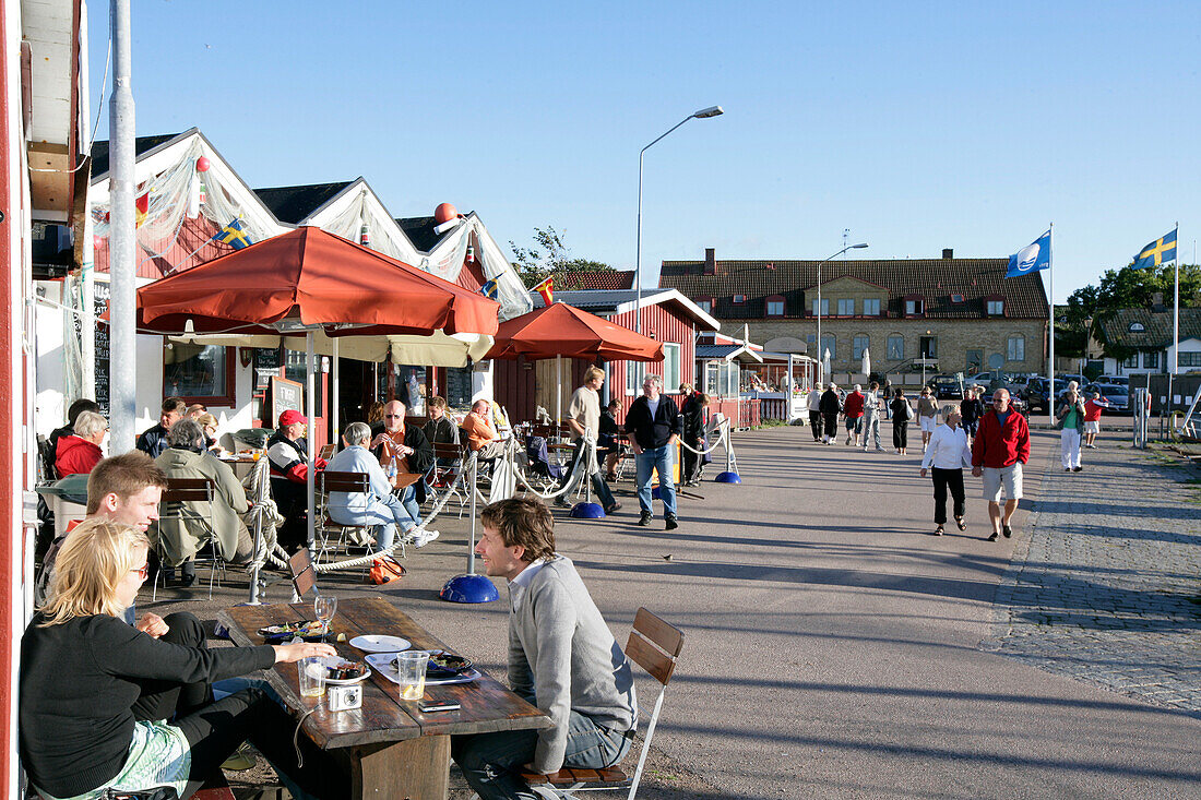 Leute im Café am Hafen, Torekov, Skane, Schweden