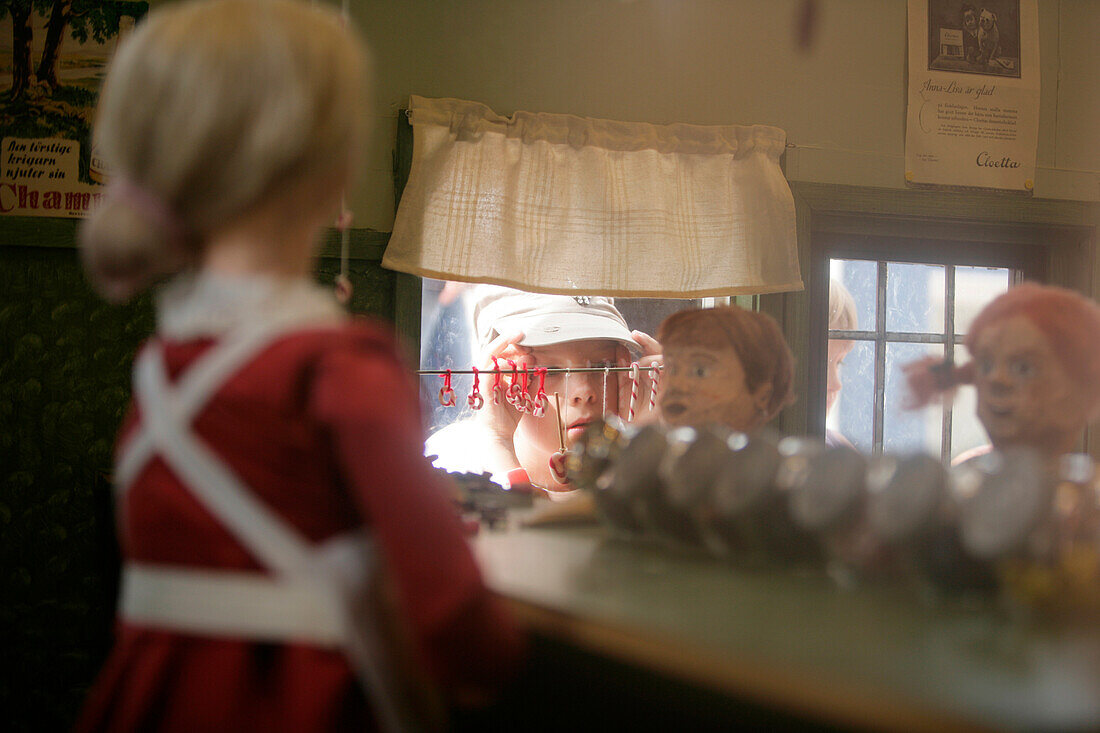 Kinder schauen eine Szene aus Pippi Langstrumpf an, Miniaturhaus, Astrid Lindgren Welt, Vimmerby, Smaland, Schweden