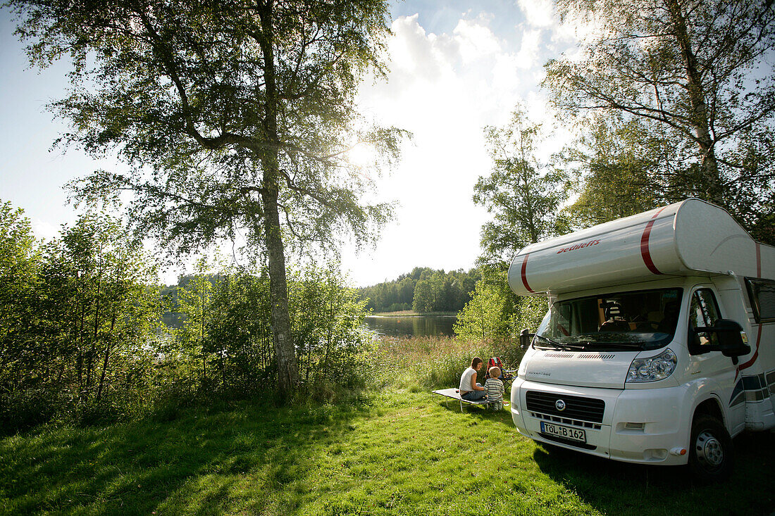 Wohnmobil und Family am Seeufer, Nossen See, Vimmerby, Smaland, Schweden