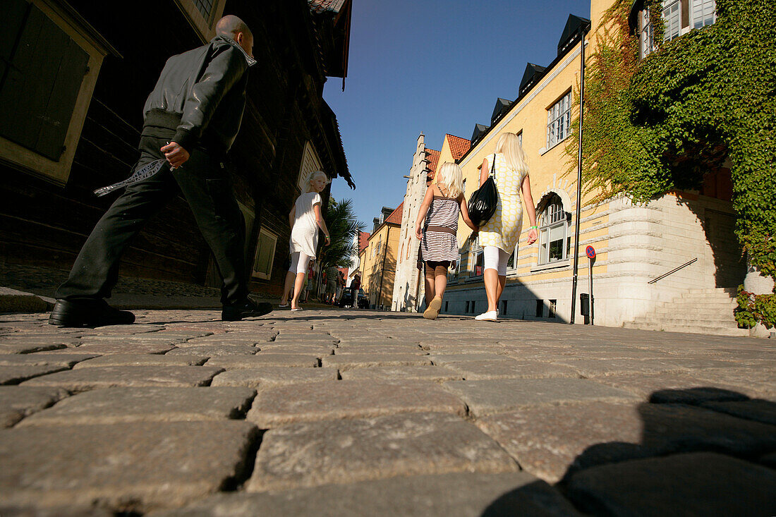 Leute laufen durch die Altstadt, Visby, Gotland, Schweden