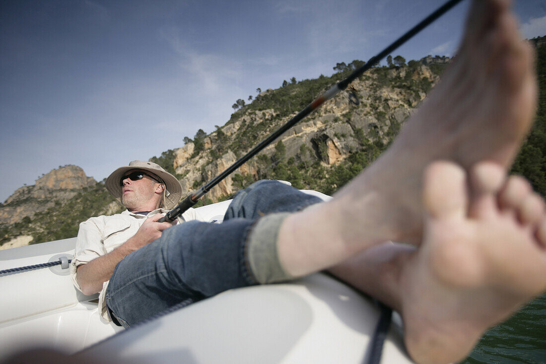 Mann beim Fischen, Boot, Stausee, Valencia, Spanien