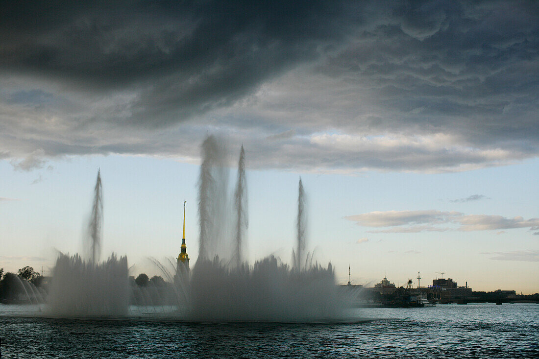 Brunnen in Fluß Newa, Peter und Paul Kirche im Hintergrund, Mitternachtssonne, Sankt Petersburg, Russland