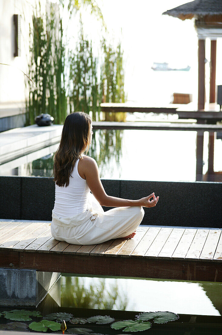 Frau beim Meditieren, Wellness, Entspannung, Spa