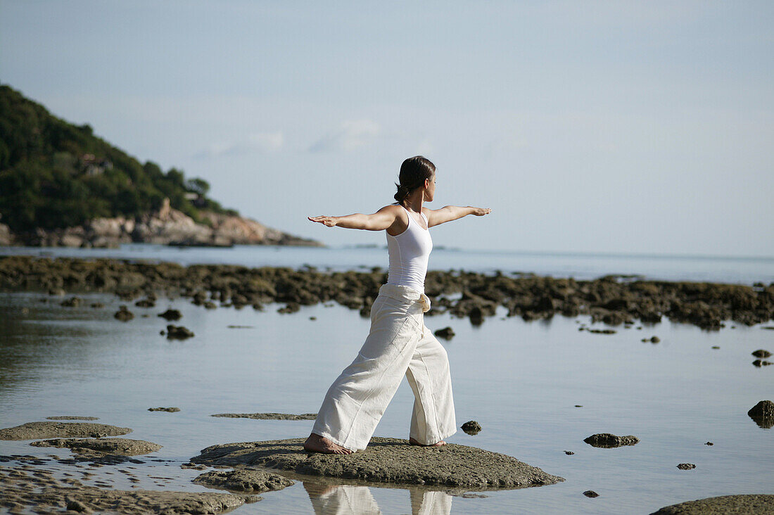Frau am Meer bei Meditation, Wellness, Entspannung, Spiritualität, Thailand