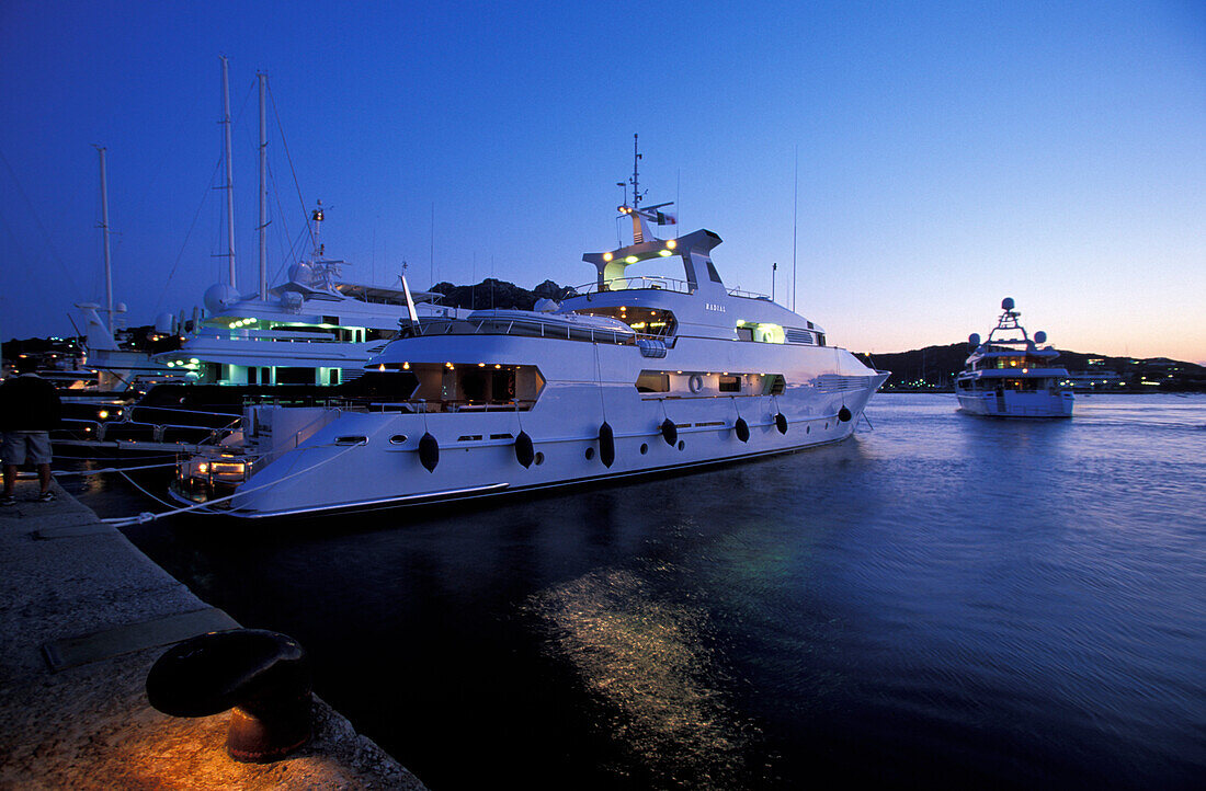 Yacht ankert im Hafen, Porto Cervo, Sardinien, Italien