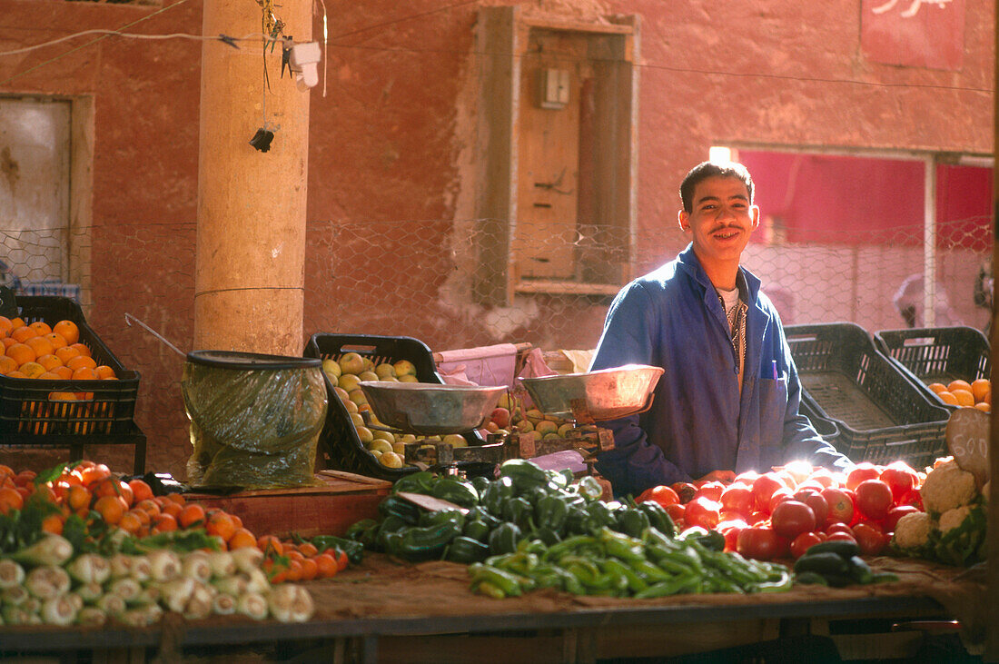 Lächelnder Mann an einem Marktstand, Oasenstadt Timimoun, Algerien, Afrika