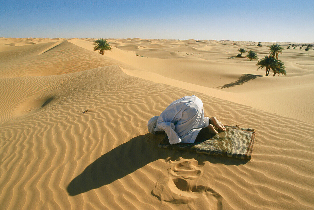 Betender Berber, Grand Erg Occidental, Sahara, Algerien, Afrika