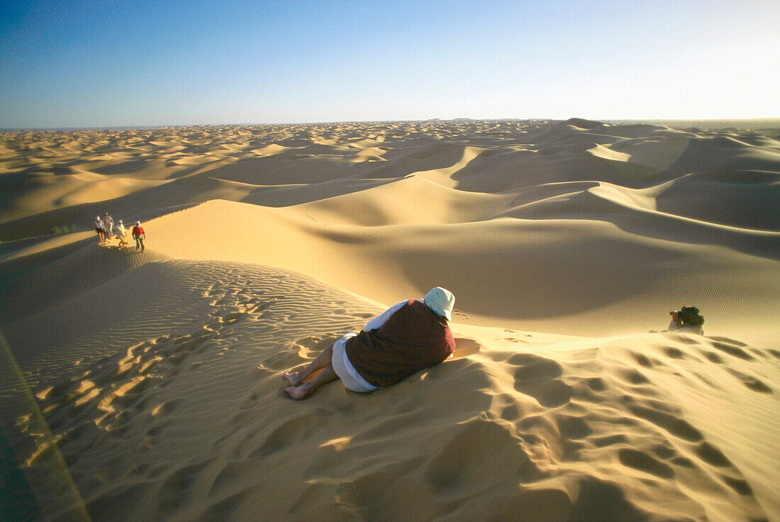 Touristen auf den Dünen der Wüste, Grand Erg Occidental, Sahara, Algerien, Afrika