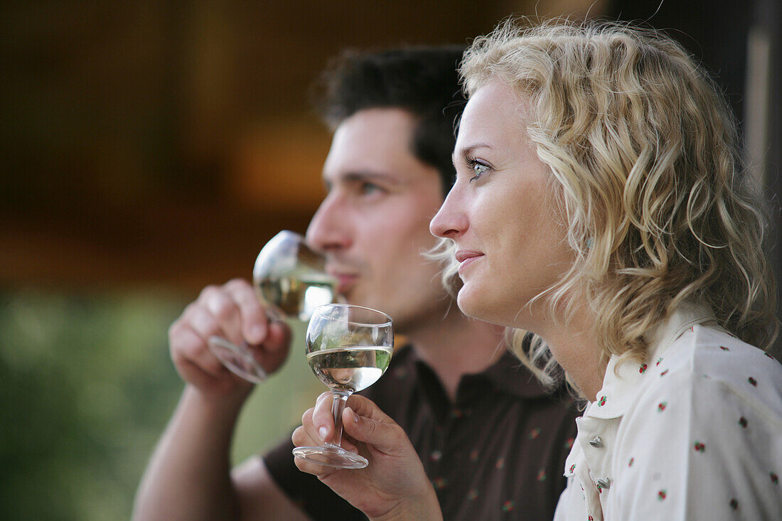 Junges Paar trinkt Weißwein, Heiligenblut, Nationalpark Hohe Tauern, Kärnten, Österreich