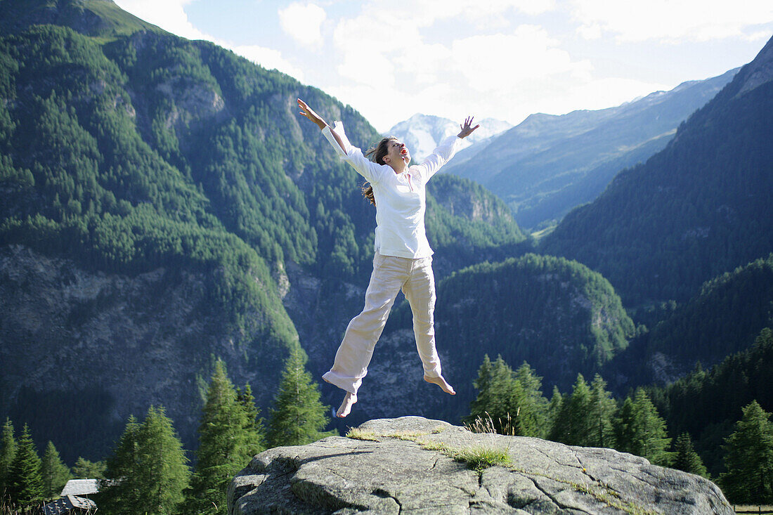 Frau springt in die Luft, Heiligenblut, Nationalpark Hohe Tauern, Kärnten, Österreich