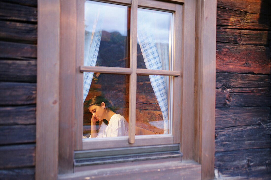 Frau in einer Almhütte, Heiligenblut, Nationalpark Hohe Tauern, Kärnten, Österreich