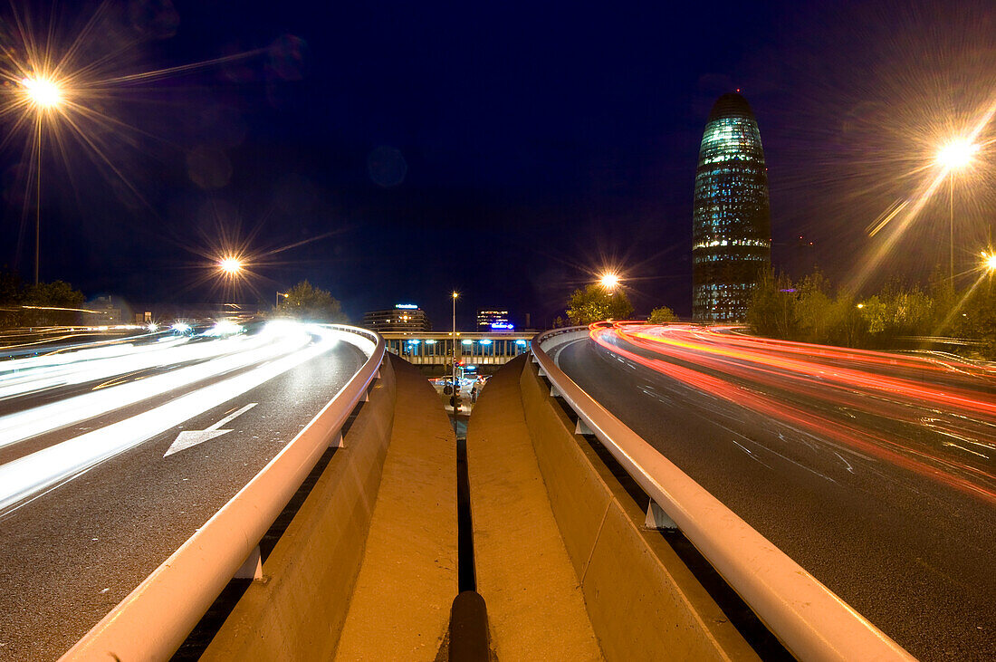 Autostraßen bei Nacht, Barcelona, Spanien