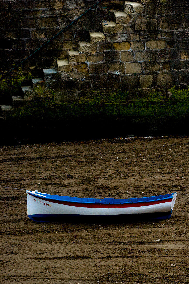 Boot am Flussufer, dahinter Steintreppe, Bilbao, Baskenland, Spanien