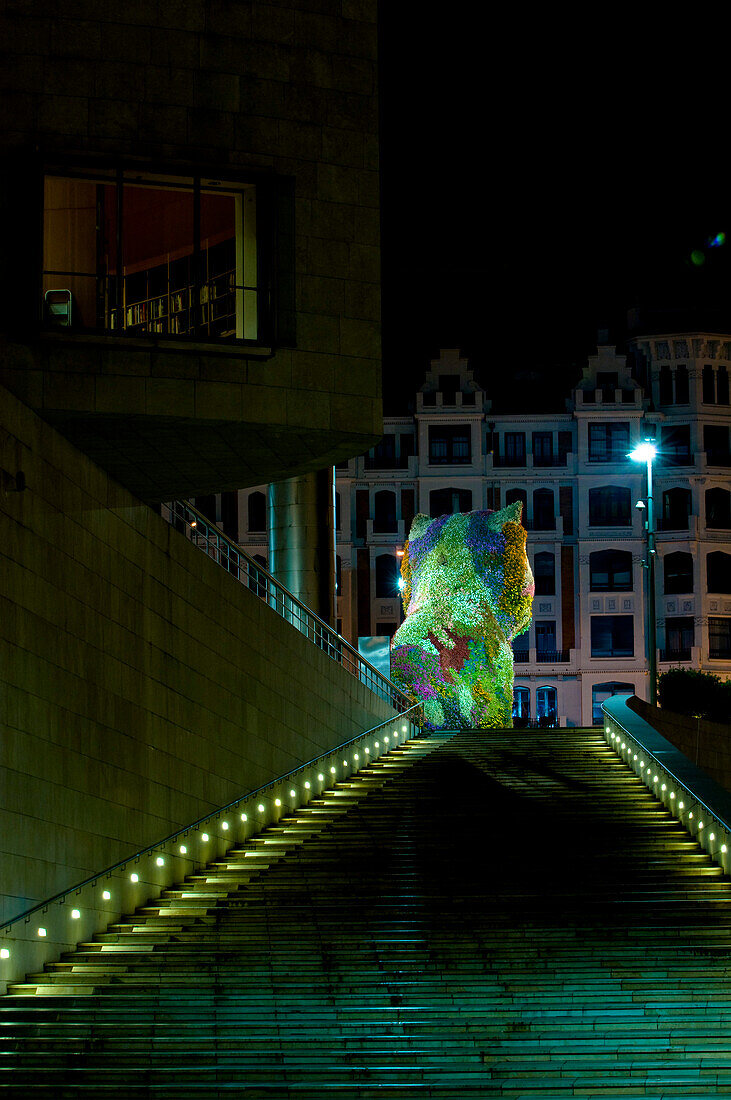 Treppe und Kunstwerk, Guggenheim-Museum, Bilbao