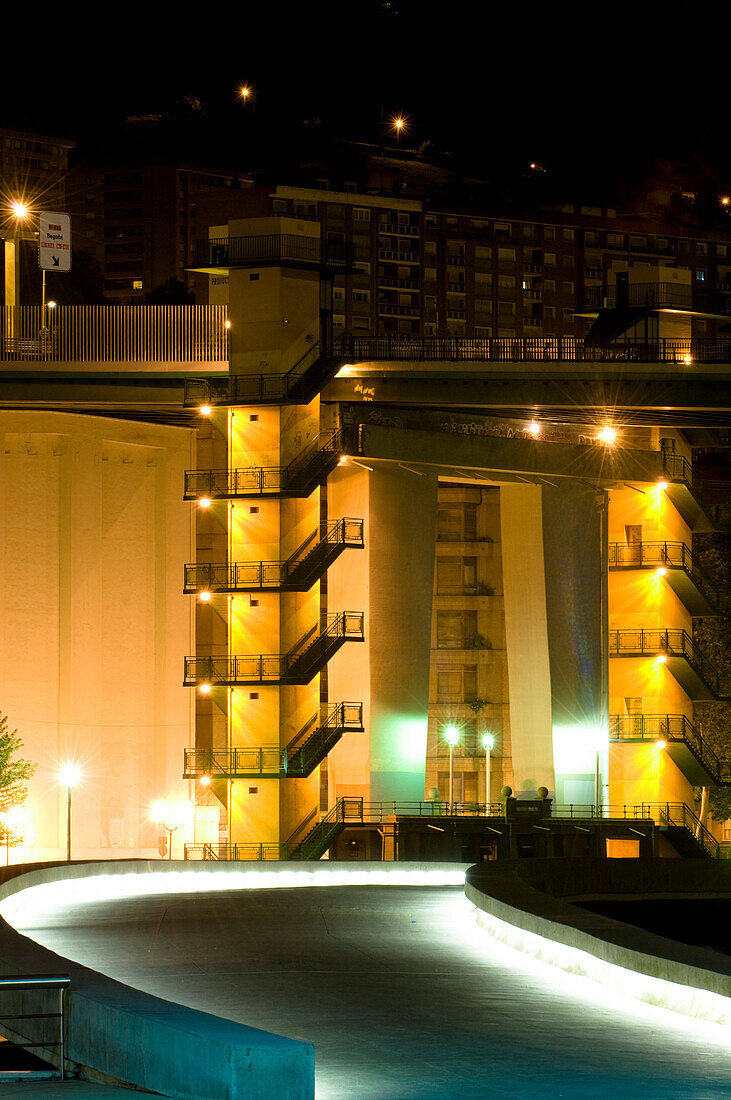 Straße und Gebäude bei Nacht, Bilbao, Spanien