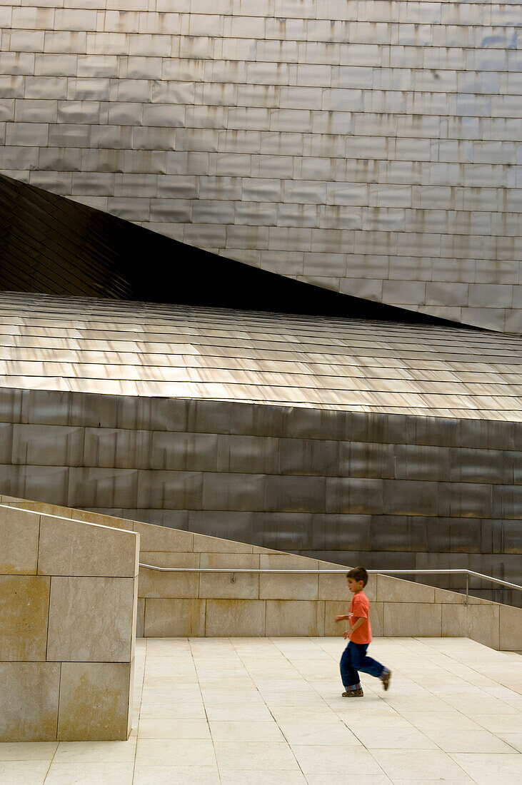 Junge auf Treppe, Guggenheim-Museum, Bilbao