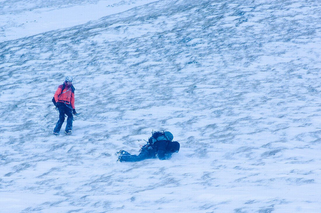 Eiskletterer stürzt beim Zugstieg, Island