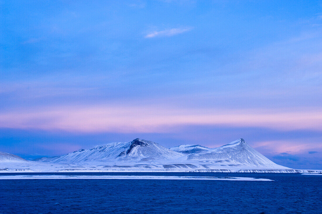 Küstenlandschaft im Morgenrot, Island