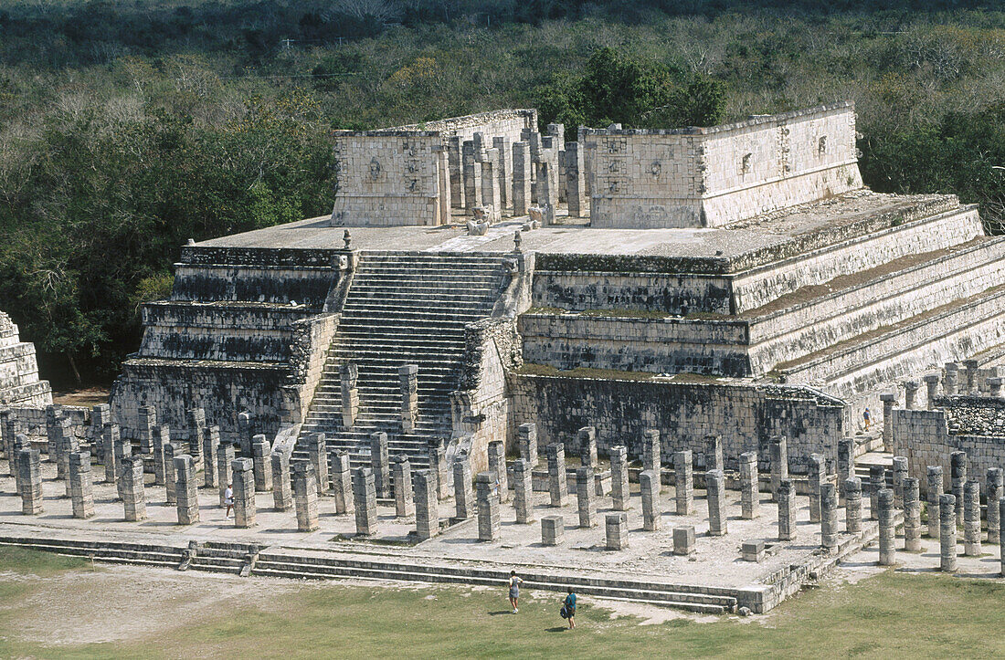 Temple of the Warriors and group of thousand columns, Mayan ruins of Chichen Itza. Yucatan, Mexico