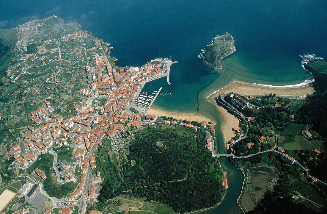 Carraspio beach. San Nicolas island. Lea estuary. Lekeitio. Vizcaya. Euskadi. Spain.