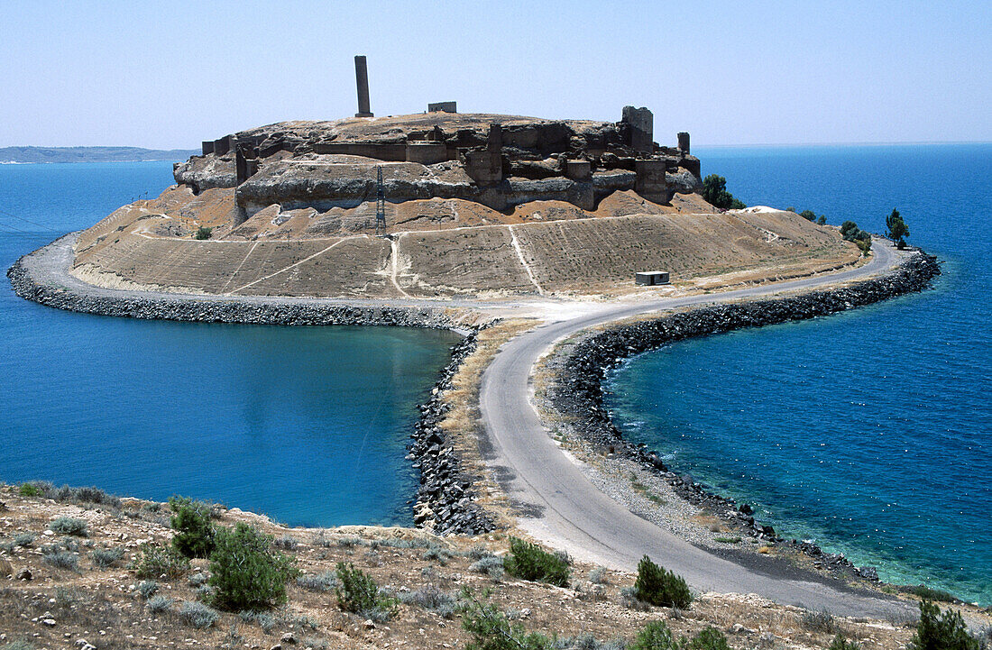 Eufrates river. Al-Assad lake. Qalaat Djaabar. Syria.