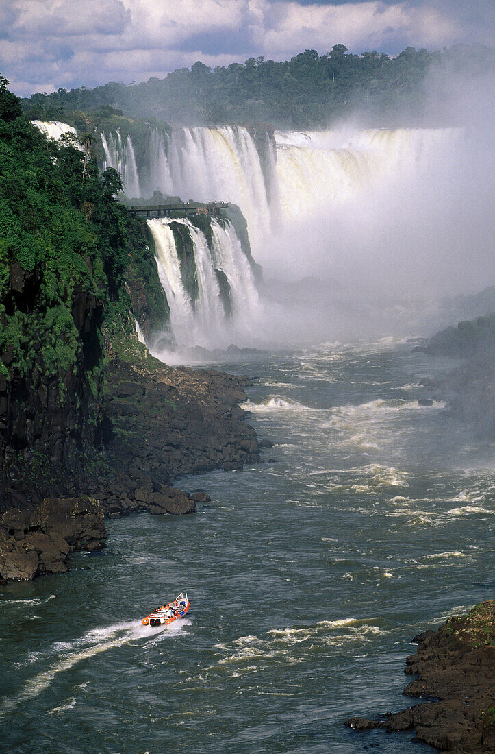 Diablo ravine and Iguazú river. Iguazú waterfalls. Iguazú National Park. Argentina.