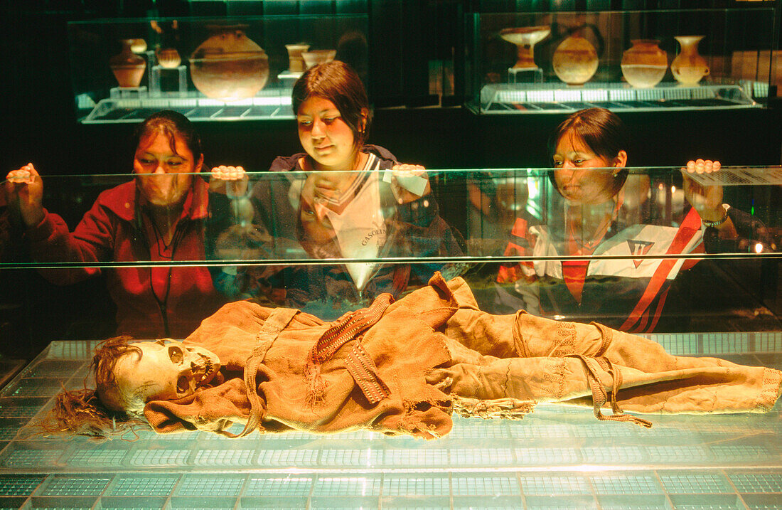 Cañari mummy. Museo del Barco Central. Quito. Ecuador