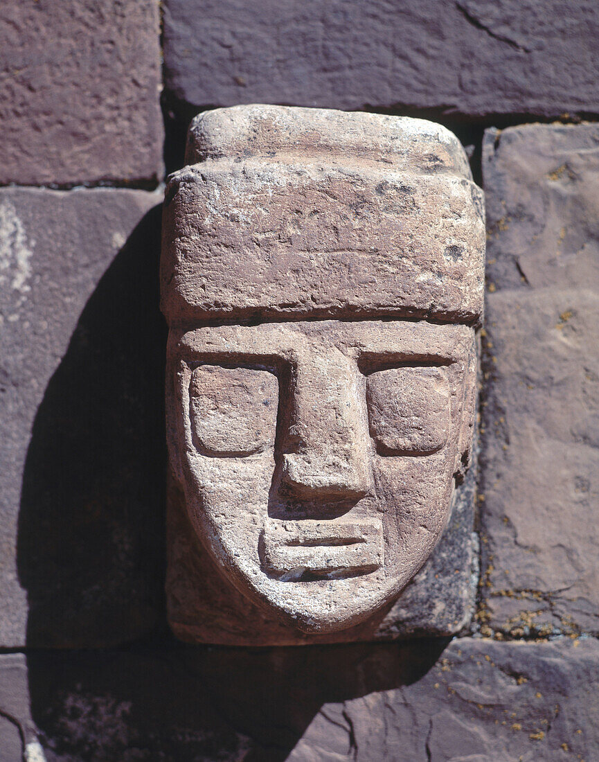 Stone head embedded in wall of Tiahuanaco s Semi-subterranean Temple. Tiahuanaco ruins. Bolivia