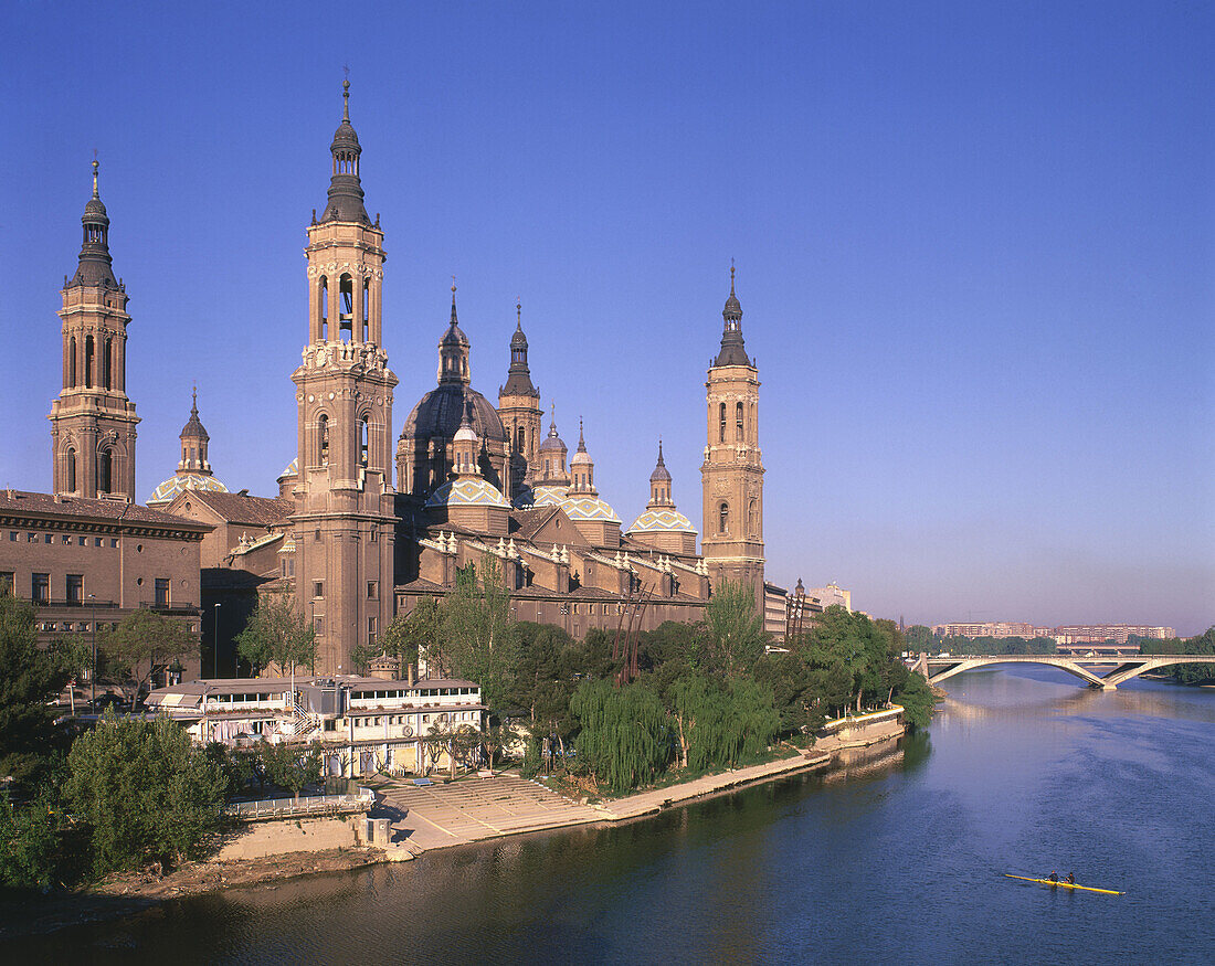 El Pilar basilica and Ebro river, Zaragoza. Aragón, Spain