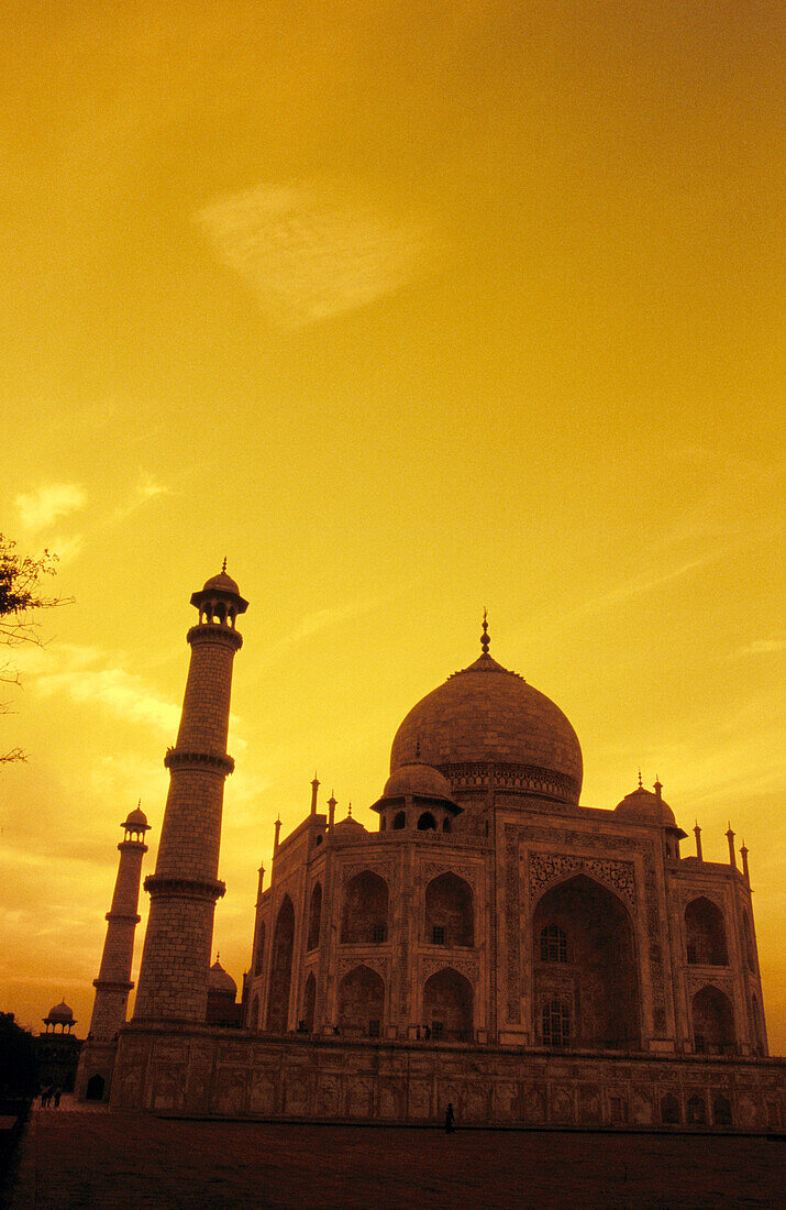 Cloudy sunset at Taj Mahal, Agra. Uttar Pradesh, India