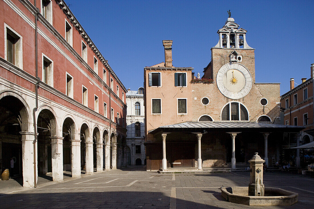 The chiesa (church) di San Giacomo di Rialto. Venezia (Venice). Italy.