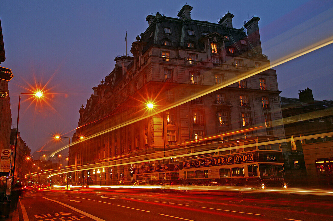 Ritz Hotel. Picadilly Street. Traffic. London. England. UK.